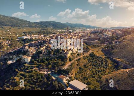 Luftbild hoch oben Bild charmante kleine Bocairent Dorf. Vall d'Albaida in der Valencianischen Gemeinschaft, Spanien Stockfoto