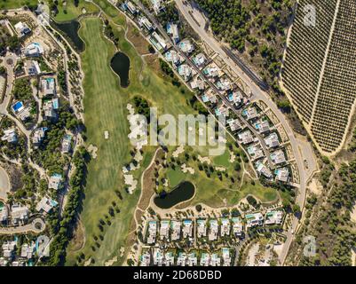 Luftaufnahme Drohne Sicht Golfclub mit modernen Villen und Apartments an der Costa Blanca, Alicante. Sport und Erholung Tourismus Konzept. Spanien Stockfoto