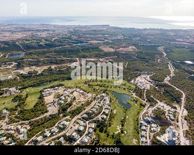 Luftaufnahme Drohne Sicht Golfclub mit modernen Villen und Apartments an der Costa Blanca, Alicante. Sport und Erholung Tourismus Konzept. Spanien Stockfoto