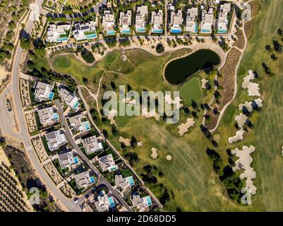 Luftaufnahme Drohne Sicht Golfclub mit modernen Villen und Apartments an der Costa Blanca, Alicante. Sport und Erholung Tourismus Konzept. Spanien Stockfoto