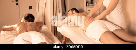 Peeling ältere Haut mit einem Körperpeeling. Zeit für Körper und Haut verwöhnen im Spa. Paar bekommen Peel Verfahren nach der Körpermassage. Stockfoto