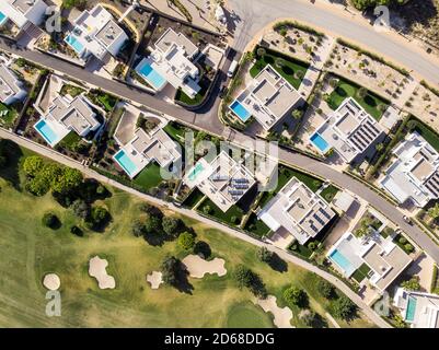 Luftaufnahme Drohne Sicht Golfclub mit modernen Villen und Apartments an der Costa Blanca, Alicante. Sport und Erholung Tourismus Konzept. Spanien Stockfoto