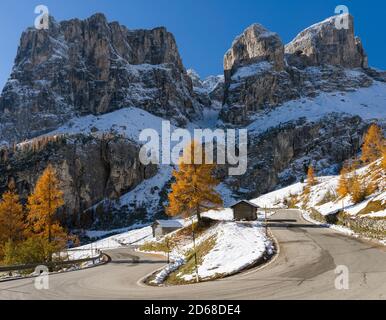 Bergstraße hinauf zum Grödner Joch - Grödner Joch aus dem Gadertal - Gadertal in den Südtiroler Dolomiten - Südtirol. Blick in Richtung Stockfoto