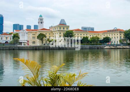 Der Blick auf den Fluss Singapur. Der Hintergrund ist Asian Civilisations Museum und Victoria Theater und Concert Hall. Stockfoto