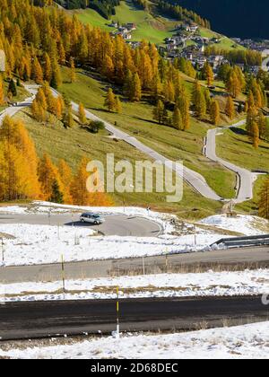 Bergstraße hinauf zum Grödner Joch - Grödner Joch aus dem Gadertal - Gadertal in den Südtiroler Dolomiten - Südtirol. Die Dolomiten Stockfoto