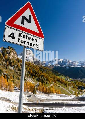 Bergstraße hinauf zum Grödner Joch - Grödner Joch aus dem Gadertal - Gadertal in den Südtiroler Dolomiten - Südtirol. Die Dolomiten Stockfoto