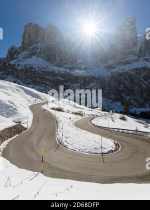 Bergstraße hinauf zum Grödner Joch - Grödner Joch vom Grödner Tal - Gadertal in den Südtiroler Dolomiten - Südtirol. Blick auf den Turm Stockfoto