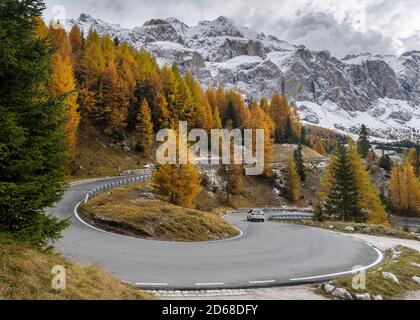 Bergstraße hinauf zum Grödner Joch - Grödner Joch vom Grödner Tal - Gadertal in den Südtiroler Dolomiten - Südtirol. Blick auf den Turm Stockfoto