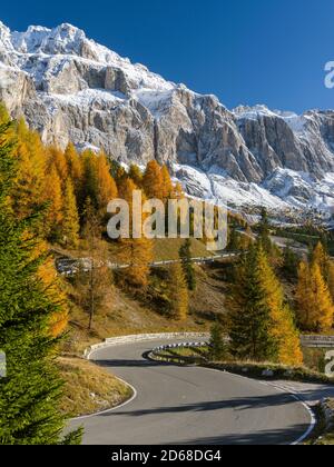 Bergstraße hinauf zum Grödner Joch - Grödner Joch vom Grödner Tal - Gadertal in den Südtiroler Dolomiten - Südtirol. Blick auf den Turm Stockfoto