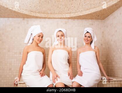 Drei Freundinnen sitzen in einem Hammam. Orientalische Bäder, Frau im Hamam entspannen Stockfoto