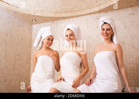 Drei Freundinnen sitzen in einem Hammam. Orientalische Bäder, Frau im Hamam entspannen Stockfoto