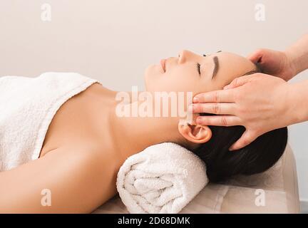 Thailändische Kopfmassagetherapie. asiatische Frau genießt Massage im Spa. Asiatische Massagen. Antistress-Verfahren im Spa Stockfoto