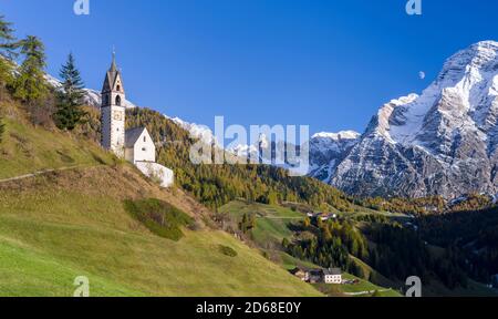 Die Barbarakapelle - Chiesa di santa Barbara im Ort Wengen - La Valle, im Gadertal - Alta Badia in den Dolomiten von Suedtirol - Alto Adige, im Hinter Stockfoto