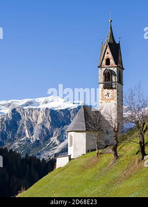 Kapelle Barbarakapelle - Chiesa di santa Barbara im Dorf Wengen - La Valle, im Gadertal - Alta Badia in den Südtiroler Dolomiten Stockfoto