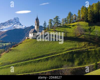 Kapelle Barbarakapelle - Chiesa di santa Barbara im Dorf Wengen - La Valle, im Gadertal - Alta Badia in den Südtiroler Dolomiten Stockfoto