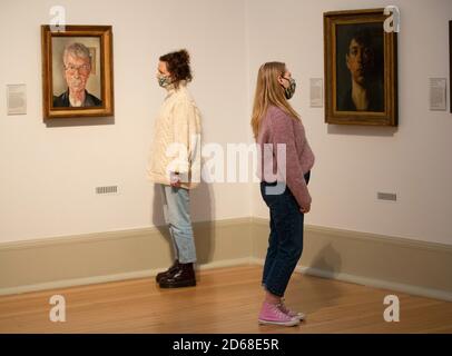 London, Großbritannien. Oktober 2020. Zwei Selbstporträts von Stanley Spencer. Selbstporträt (Links) 1914, Selbstporträt (Rechts) 1959. Tate Britain eröffnet neue Sammlungsrouten Kredit: Mark Thomas/Alamy Live News Stockfoto