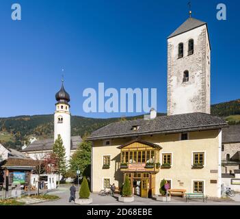 Die Stiftskirche - Collegiata und die Pfarrkirche St. Michael - Chiesa Parrocchiale di San Michele, Innichen - Innichen in der Puster VA Stockfoto