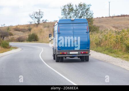 Minibus geht auf das Land Highway entlang der Wald Stockfoto