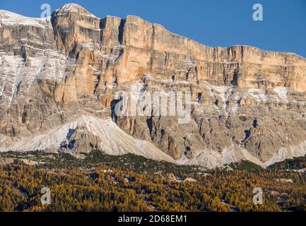 Heiligkreuzkofel - Sasso di Santa Croce in Fanes Gebirge in Südtirol - Südtirol. Wallfahrtskirche Heilig Kreuz - San Croce dwar Stockfoto