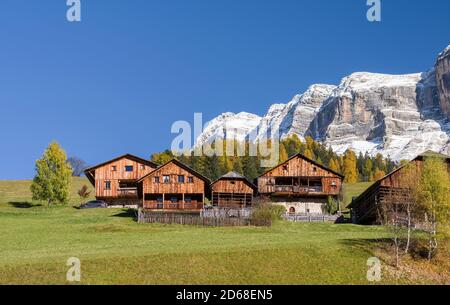 Sankt Leonhard - St. Leonhard, Teil von Abtei - Badia im Gadertal - Gadertal. Traditionelle Bergfarmen in Weilern genannt in GA geclustered Stockfoto