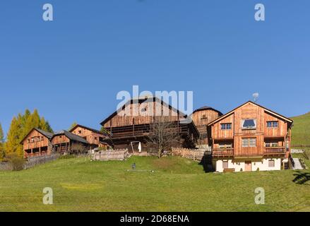 Sankt Leonhard - St. Leonhard, Teil von Abtei - Badia im Gadertal - Gadertal. Traditionelle Bergfarmen in Weilern genannt in GA geclustered Stockfoto