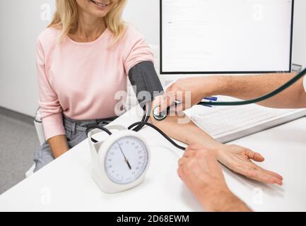 Arzt zur Messung des arteriellen Blutdrucks eines Patienten, Nahaufnahme Stockfoto