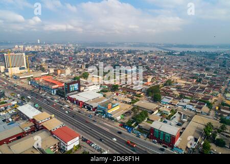 Cote d'Ivoire (Elfenbeinküste), Abidjan: Luftaufnahme des Bezirks Marcory Potopoto entlang des Boulevard Valery Giscard d'Estaing Stockfoto