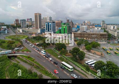 Cote d'Ivoire (Elfenbeinküste), Abidjan: Luftaufnahme des Geschäftsviertels von Le Plateau. Bürogebäude und Verkehr am 'Place de la Republique' aufhört Stockfoto