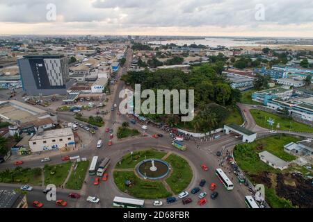 Cote d'Ivoire (Elfenbeinküste), Abidjan: Luftaufnahme des Bezirks Treichville vom Universitätskrankenhaus Stockfoto