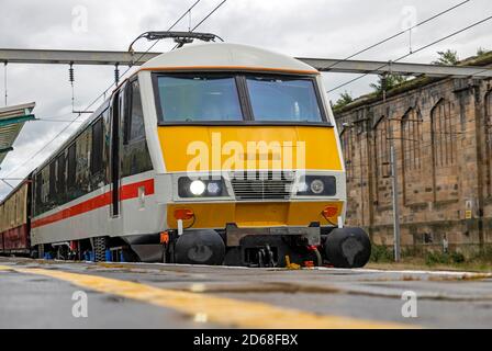 Klasse 90, Intercity 'Royal Scot' elektrische Lokomotive am Bahnhof Carlisle Stockfoto