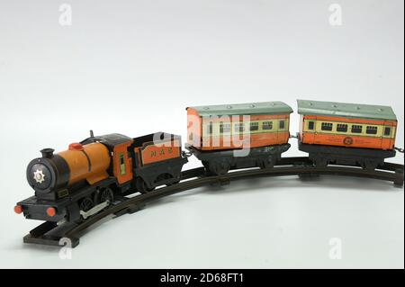 Modell im Maßstab 1:23 Dezember 2012 von Zinn Vintage Toy Train Und Bogie auf weißem Hintergrund Lokgram Kalyan Maharashtra Indien Stockfoto