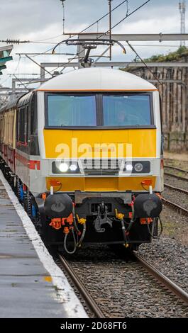 Klasse 90, Intercity 'Royal Scot' elektrische Lokomotive am Bahnhof Carlisle Stockfoto