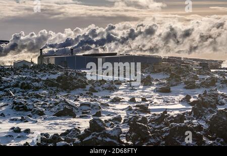 Geothermiegebiet Gunnuhver und das Geothermiekraftwerk Sudurnes. europa, nordeuropa, island, Februar Stockfoto