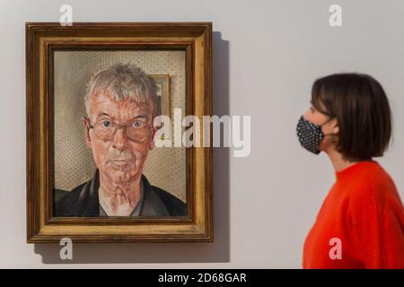 London, Großbritannien. 15. Oktober 2020. Ein Mitarbeiter blickt auf „Self-Portrait“, 1959, von Stanley Spencer. Die Arbeit ist Teil der neuen Ausstellungen in den drei Sammlungsrouten der Tate Britain: Rothko und Turner (eine neue Route, die 50 Jahre feiert, seit Mark Rothko Tate seine ikonischen Seagram Murals zum ersten Mal gab, um Gemälde zu verbinden, die er so bewunderte von JMW Turner), British Art 1540-1920 und British Art 1930-Now. Besucher können online kostenlos buchen, um das Museum zu besuchen. Kredit: Stephen Chung / Alamy Live Nachrichten Stockfoto