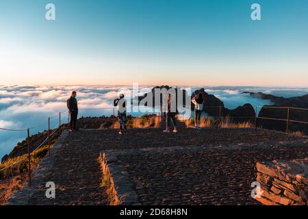 Pico Ruivo, Madeira, Portugal - August 2020: Touristen und Einheimische genießen einen Sonnenaufgang auf dem höchsten Gipfel der Insel Madeira, 'Pico Ruivo' Stockfoto