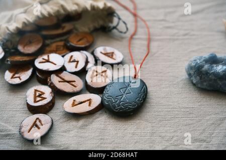 Hausgemachte Holzrunen in einem Leinwandbeutel mit einem Talisman Runoscript Stockfoto