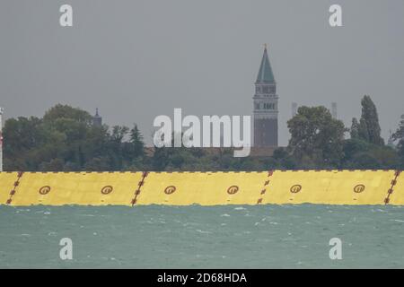 Venedig, Italien. Oktober 2020. Die Mose wurde heute Morgen wegen der Flut aufgezogen, die Stadt Venedig ist am 15. Oktober 2020 in Venedig, Italien, trocken geblieben. Quelle: Stefano Mazzola/Awakening/Alamy Live News Stockfoto