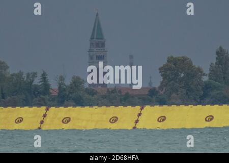 Venedig, Italien. Oktober 2020. Die Mose wurde heute Morgen wegen der Flut aufgezogen, die Stadt Venedig ist am 15. Oktober 2020 in Venedig, Italien, trocken geblieben. Quelle: Stefano Mazzola/Awakening/Alamy Live News Stockfoto