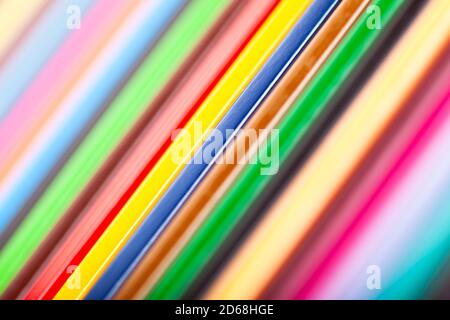 Farbstifte liegen in einer Reihe, Makro Stockfoto