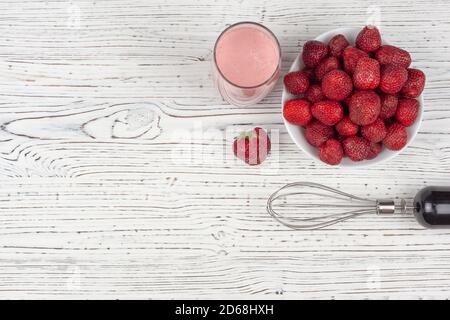 Erdbeercocktail, Mixer und Teller mit Erdbeeren Stockfoto