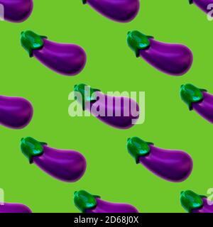 Nahtloses Muster Aubergine. Spielzeug Kunststoff Gemüse isoliert auf grünem Hintergrund. Plastikgemüse für das Spiel. Spielen im Kindergeschäft Stockfoto