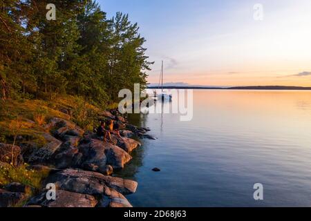 Landschaft der Region Südwestfinnland, wo es Tausende von Inseln gibt, an der Kreuzung des Golfs von Finnland und des Golfs von Bothnia. Bogen Stockfoto