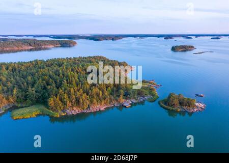 Luftaufnahme der Region Südwestfinnland, wo es Tausende von Inseln gibt, an der Überquerung des Finnischen Meerbusens und des Bottnischen Meerbusens. A Stockfoto