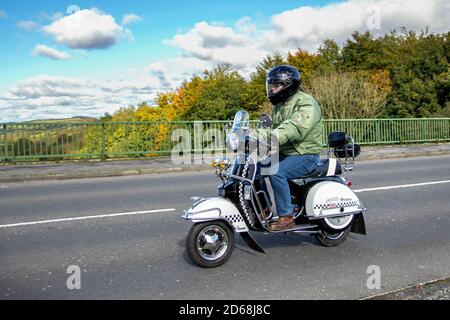 Weiße Vespa Polini Fahrer; zwei Rädern Transport, Roller, Fahrzeug, Straßen, Motorräder, Radfahrer fahren in Chorley, Großbritannien Stockfoto