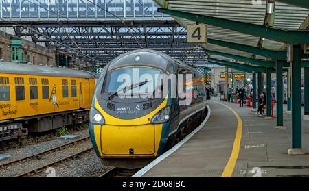 Avanti West Coast Pendolino 390 Personenzug am Bahnhof Carlisle Stockfoto