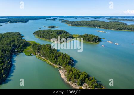 Luftaufnahme der Region Südwestfinnland, wo es Tausende von Inseln gibt, an der Überquerung des Finnischen Meerbusens und des Bottnischen Meerbusens. A Stockfoto