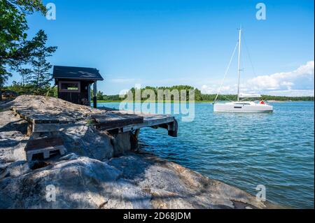 Landschaft der Region Südwestfinnland, wo es Tausende von Inseln gibt, an der Kreuzung des Golfs von Finnland und des Golfs von Bothnia. Bogen Stockfoto