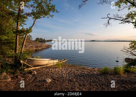 Landschaft der Region Südwestfinnland, wo es Tausende von Inseln gibt, an der Kreuzung des Golfs von Finnland und des Golfs von Bothnia. Bogen Stockfoto