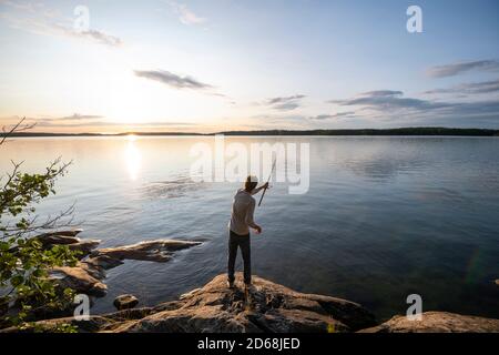 Landschaft der Region Südwestfinnland, wo es Tausende von Inseln gibt, an der Kreuzung des Golfs von Finnland und des Golfs von Bothnia. Bogen Stockfoto