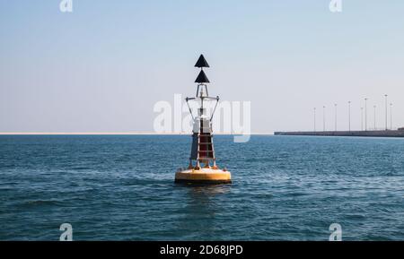 North Cardinal Boje ist auf Meerwasser. Standard gelb schwarz Navigationsschild mit doppelt konischen topmark Stockfoto